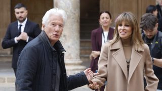 Richard Gere y su mujer en Granada. (Foto: Gtres)