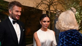 David y Victoria Beckham con la reina Camila. (Foto: Gtres)