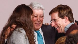 Enrique Cerezo, Teresa Urquijo y José Luis Martínez-Almeida en Madrid. (Foto: Gtres)