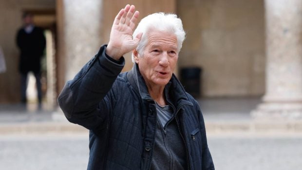 Richard Gere, Alejandra Silva, Richard Gere sontone, audífono