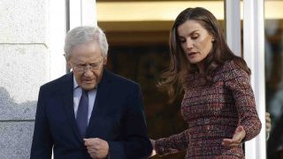 La Reina Letizia con Fernando Ónega. (Foto: Gtres)