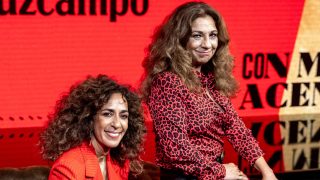 Lolita y Rosario Flores durante un evento de Cruzcampo en Madrid. (Foto: Gtres)