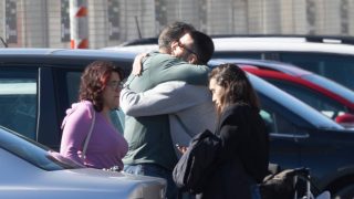 Miguel Ángel Silvestre, Rebeca Toribio y sus suegros en Granada. (Foto: Gtres)