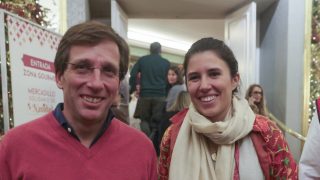 José Luis Martínez-Almeida y Teresa Urquijo sonriendo. (Foto: Gtres)