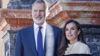 Los Reyes Felipe y Letizia sonriendo. (Foto: Gtres)