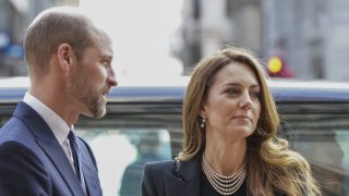 El príncipe Guillermo con Kate Middleton en Londres. (Foto: Gtres)