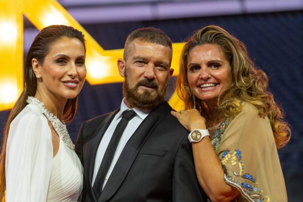 Sandra García Sanjuán, Antonio Banderas y Paloma Cuevas en Marbella. (Foto: Gtres)