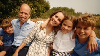 El príncipe Guillermo y Kate Middleton con sus tres hijos, George, Charlotte y Louis. (Foto: Gtres)