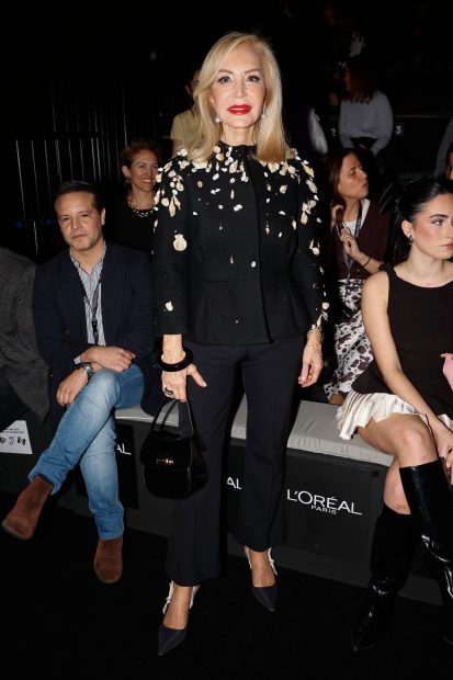 Carmen Lomana en primera fila de la colección "Yolancris" en la MBFWM. (Foto: Gtres)