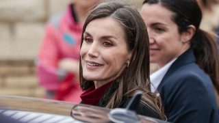 La Reina Letizia a su llegada a un acto oficial. (Foto: Gtres)