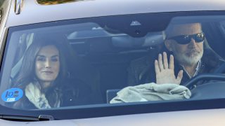 El Rey Felipe VI y la Reina Letizia en el interior de un coche. (Foto: Gtres)