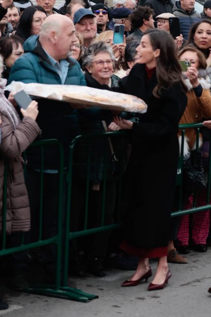  Alfonso Baigorri, entregando una gigantesca barra de pan a la Reina Letizia en Tudela (Navarra). (Foto: Gtres)