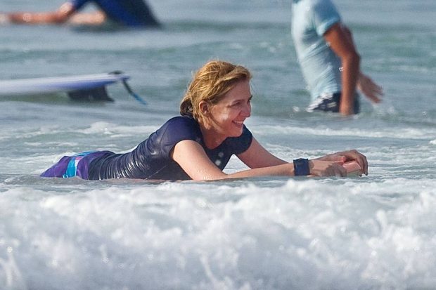 La infanta Cristina tumbada sobre una tabla de surf. (Foto: Gtres)