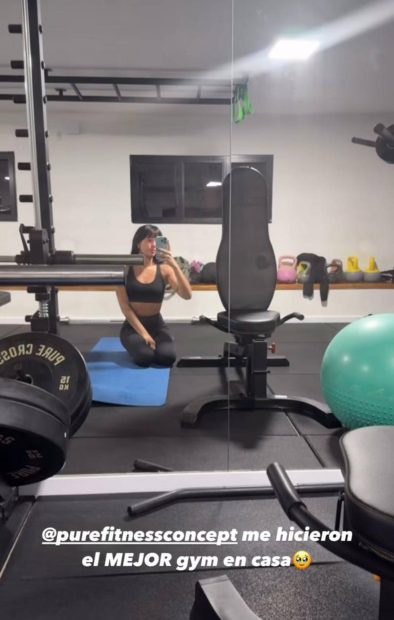 Aitana, en su gimnasio en casa, posa en una alfombra mientras se toma una selfie frente al espejo. (Foto: Redes Sociales)