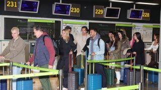 Algunos de los concursantes de ‘Supervivientes 2025’ en el aeropuerto Adolfo Suárez Madrid- Barajas. (Foto: Gtres)