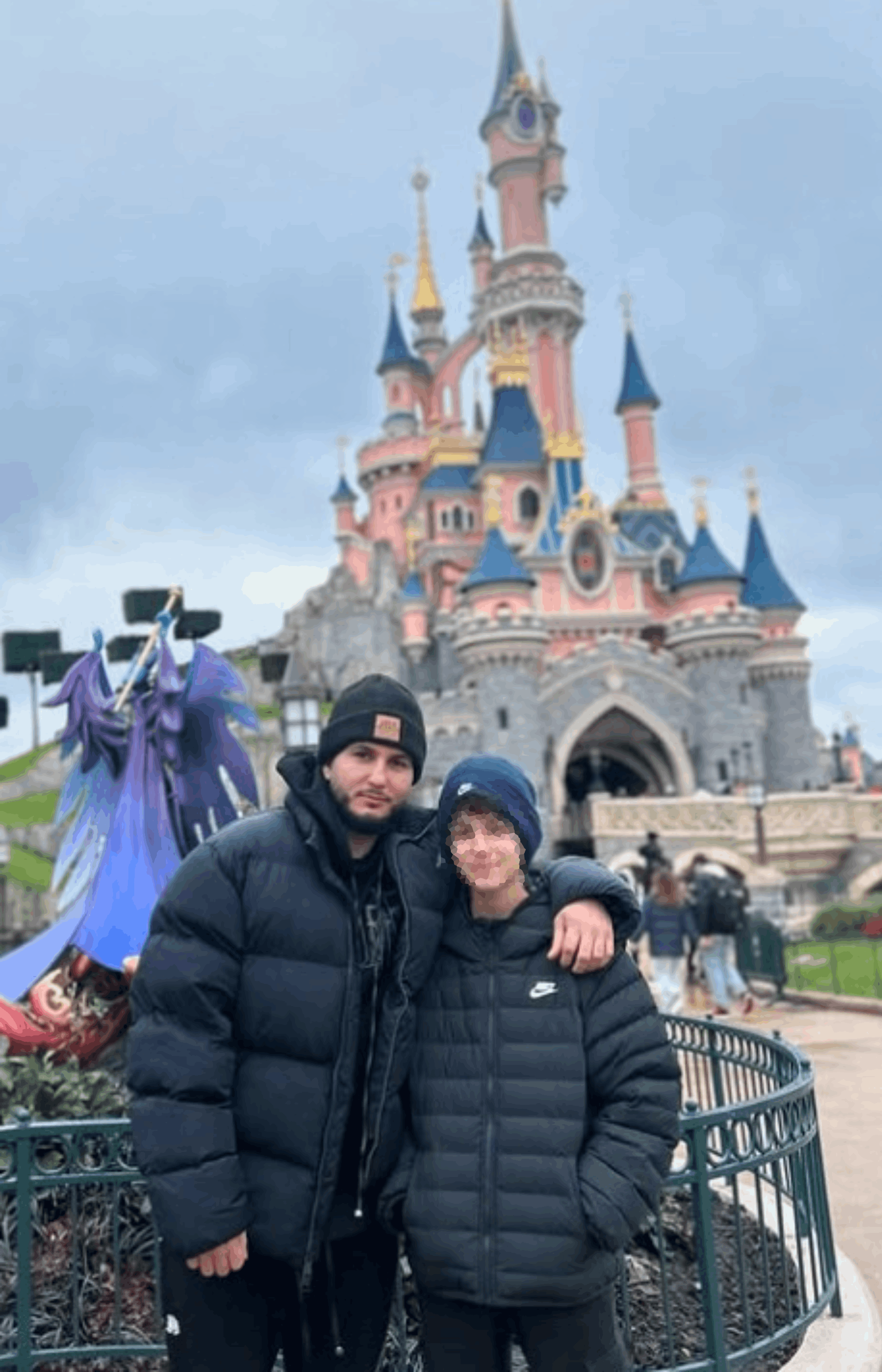 Omar Montes y su hijo en Disneyland París. (Foto:Instagram)