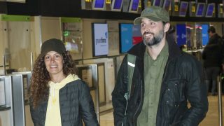 Laura Madrueño con Álvaro Puerto en el aeropuerto. (Foto: Gtres)