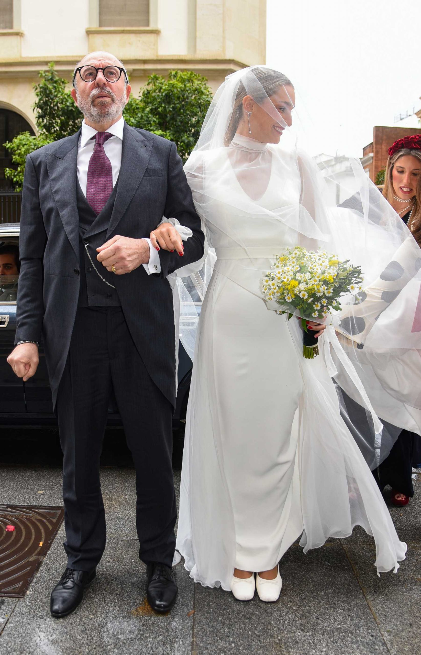 Alejandra Moreno y su padrino. (Foto:Gtres)