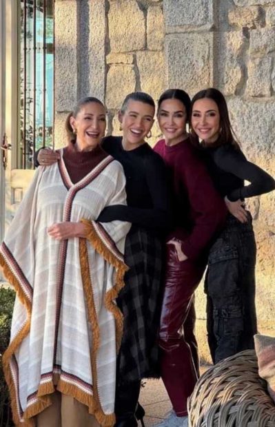 Vicky Martín Berrocal y las mujeres de su vida. (Foto:Instagram)