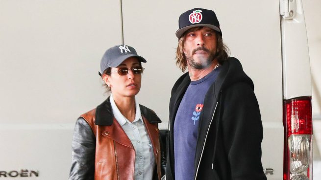 Hiba Abouk y Antonio Revilla a la salida de un restaurante