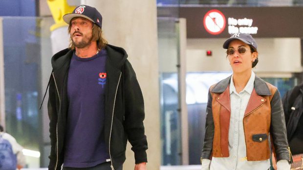 Hiba Abouk y Antonio Revilla a la salida de un restaurante.