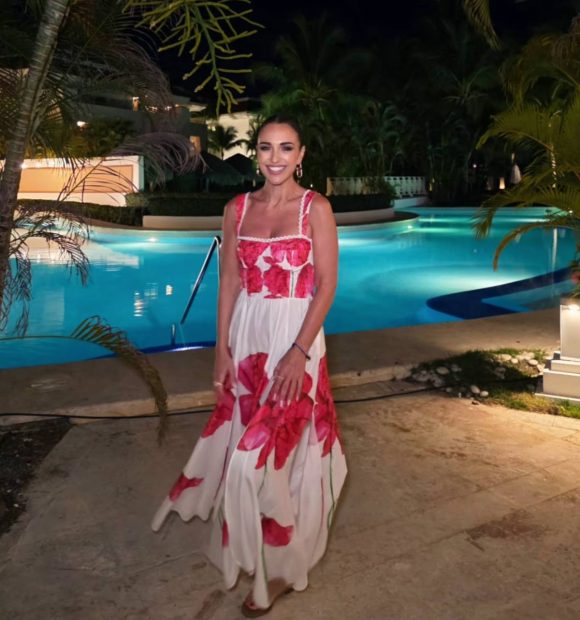 Paula Echevarría con el vestido largo Crissy de Charo Ruiz. (Foto: Redes Sociales)