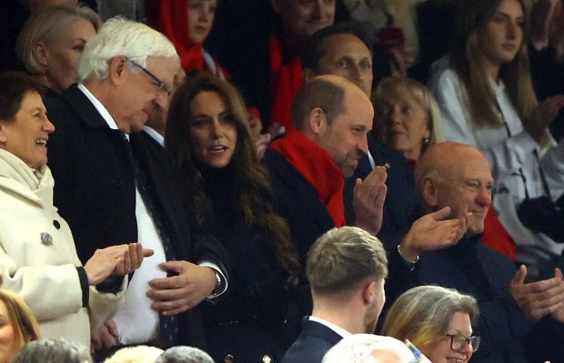 Kate Middleton junto a Rob Udwin y el príncipe Guillermo a la derecha de Terry Cobner. (Foto:Gtres)