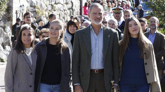 Los Reyes Felipe y Letizia junto a sus hijas. (Foto: Gtres)