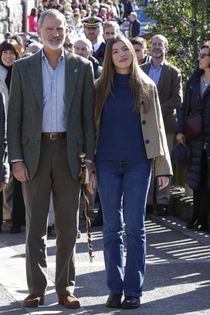 El Rey Felipe VI y la infanta Sofía. (Foto: Gtres)