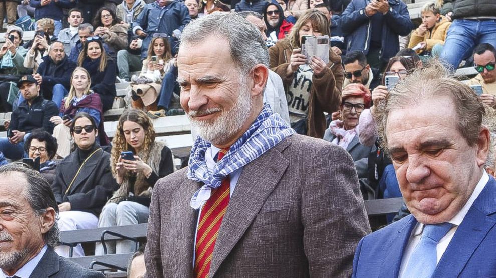 Ovación para el Rey Felipe VI en la plaza de toros de Valencia tras acudir al cierre de las Fallas