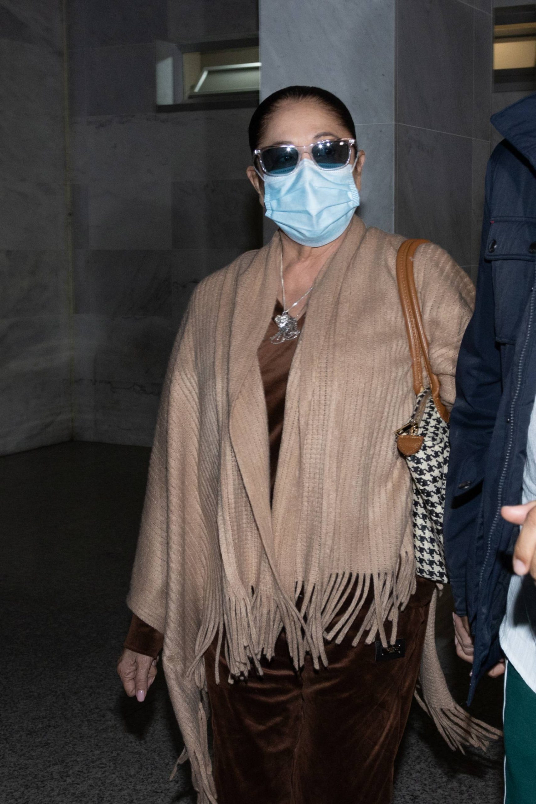 Isabel Pantoja a las puertas de un hospital. (Foto: Gtres)