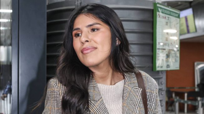 Isa Pantoja en la estación de Atocha, en Madrid. (Foto: Gtres)