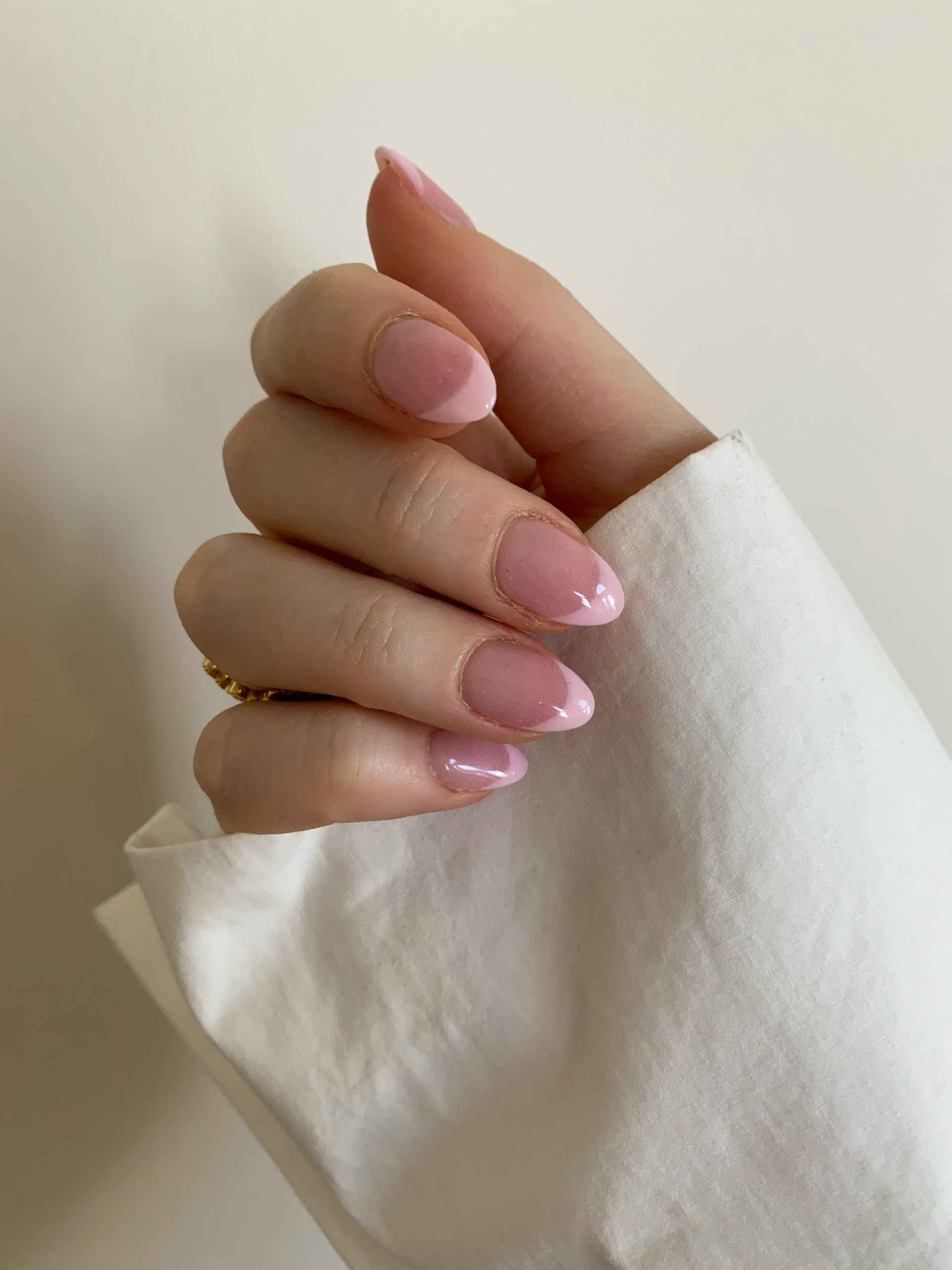 Adiós a la manicura francesa tradicional: las uñas ‘glow french’ que arrasarán esta primavera