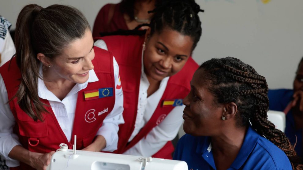 La Reina Letizia se interesa por el bienestar de las mujeres de Cabo Verde: ¿Estáis contentas?