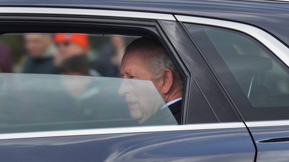 El rey Carlos III reaparece, con semblante serio, tras su ingreso hospitalario