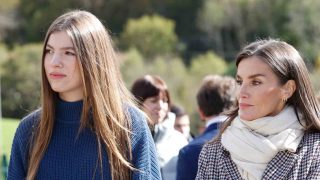 La Reina Letizia en un acto con la infanta Sofía. (Foto: Gtres)