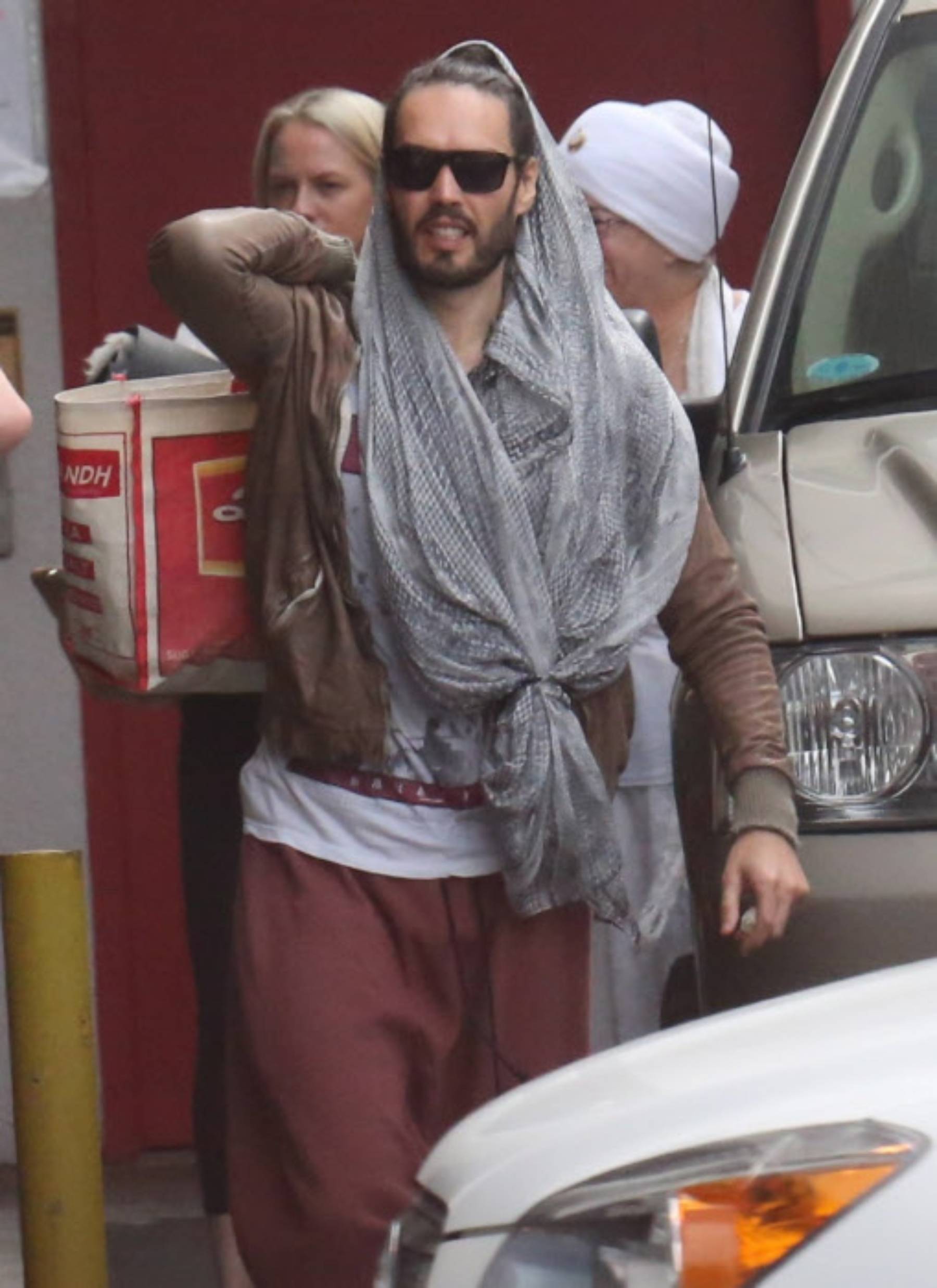El actor y cómico Russell Brand por las calles de California. (Foto: Gtres)