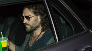 El actor y cómico Russell Brand en el interior de un vehículo. (Foto: Gtres)