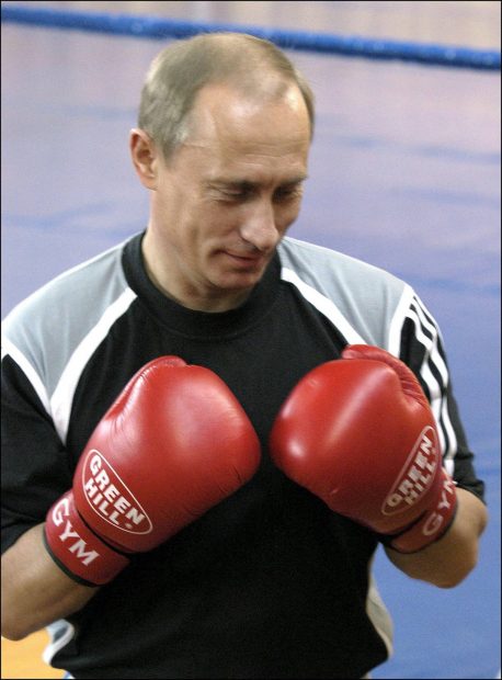 Vladimir Putin, tras ser reelegido presidente de la Federación Rusa, practica su deporte favorito, el boxeo. (Foto: Gtres)