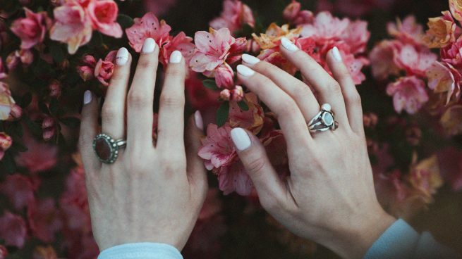 Ni manicura francesa ni brillo: los mejores diseños de uñas para acertar en bodas, bautizos y comuniones