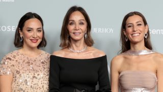 Isabel Preysler, Tamara Falcó y Ana Boyer en un evento en Madrid. (Foto: Gtres)