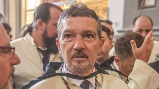 Antonio Banderas durante la Semana Santa malagueña. (Foto: Gtres)