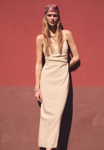Vestido midi espalda descubierta con lino de Stradivarius. 
