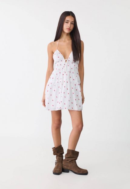 Vestido corto estampado con fresas de Stradivarius