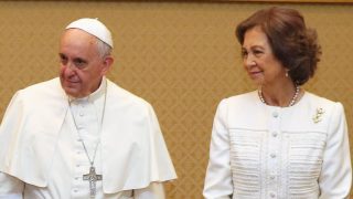El Papa Francisco en una audiencia con la Reina Sofía. (FOTO: GTRES)