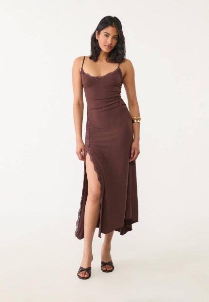 Vestido marrón largo de encaje de Stradivarius.