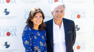 Álvaro Vargas Llosa y Nada Chedid en un evento en Madrid. (Foto: Gtres)
