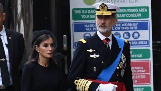 Los Reyes Felipe y Letizia en un funeral de Estado. (Foto: Gtres)