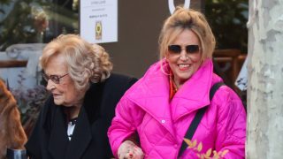 Lydia Lozano y su madre por las calles de Madrid. (Foto: Gtres)