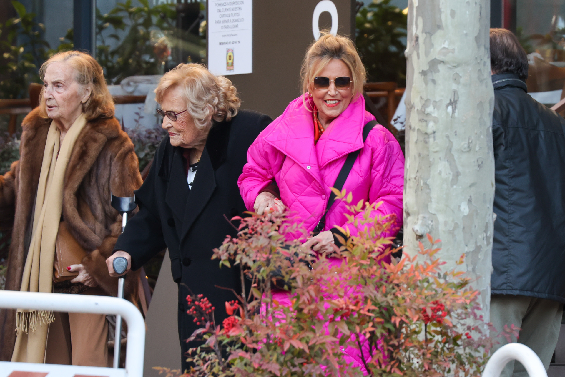 Lydia Lozano y su madre por las calles de Madrid. (Foto: Gtres)